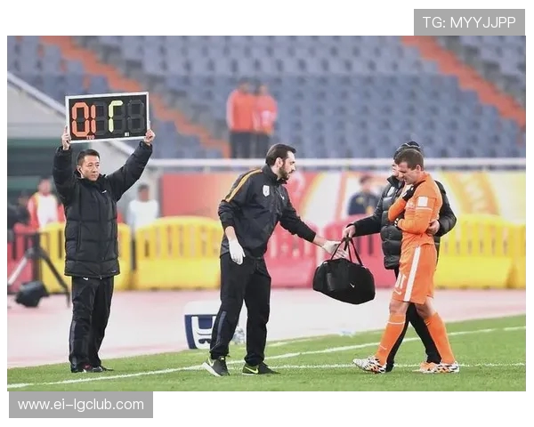 中超足球赛场突发晕倒事件 引发球员健康安全问题广泛关注 中超足球赛场突发晕倒事件 引发球员健康安全问题广泛关注