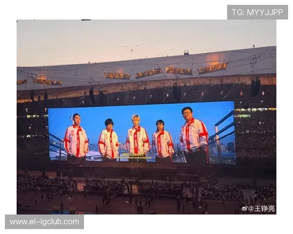 隔热足球圣诞节暖心跨界狂欢冬季运动创意奇幻盛典全面启幕盛放